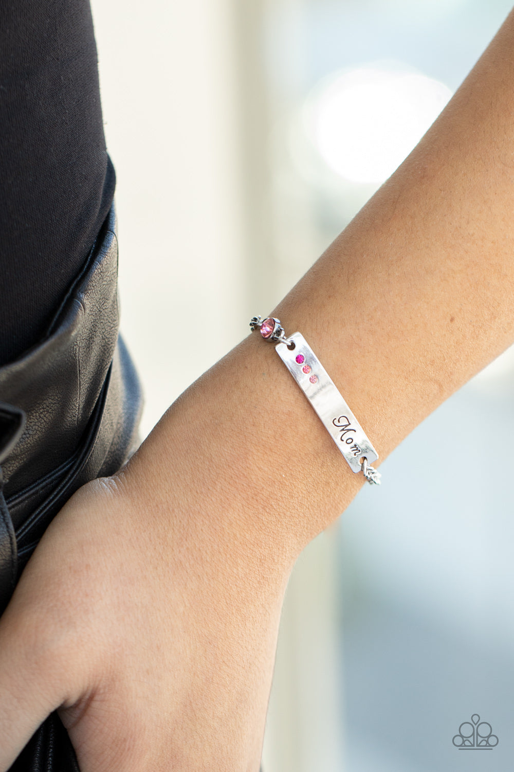 *Paparazzi Bracelet* "Mom Always Knows" Pink Bracelet